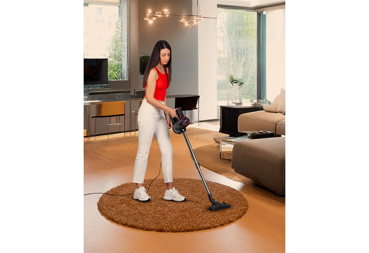 Απεικονίζεται μια γυναίκα να χρησιμοποιεί τη σκούπα.